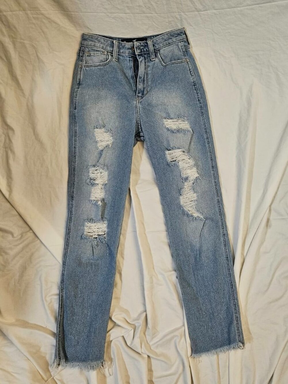 Hollister Ultra High-Rise Mom Jean Distressed Light Wash Denim W24 L27 Size 0R